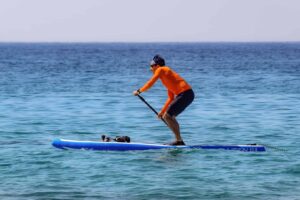 Paddle board en isla mucura, hombre disfrutando