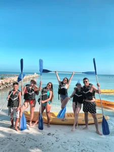grupo de personas kayak en isla mucura