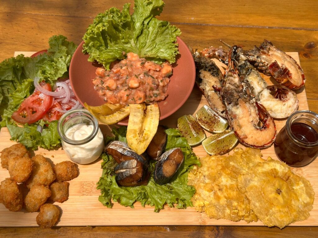 Bandeja de mariscos (Langosta baby ,chicharrones de pescados , 2 Posta de sierra y Coctel de camaron)