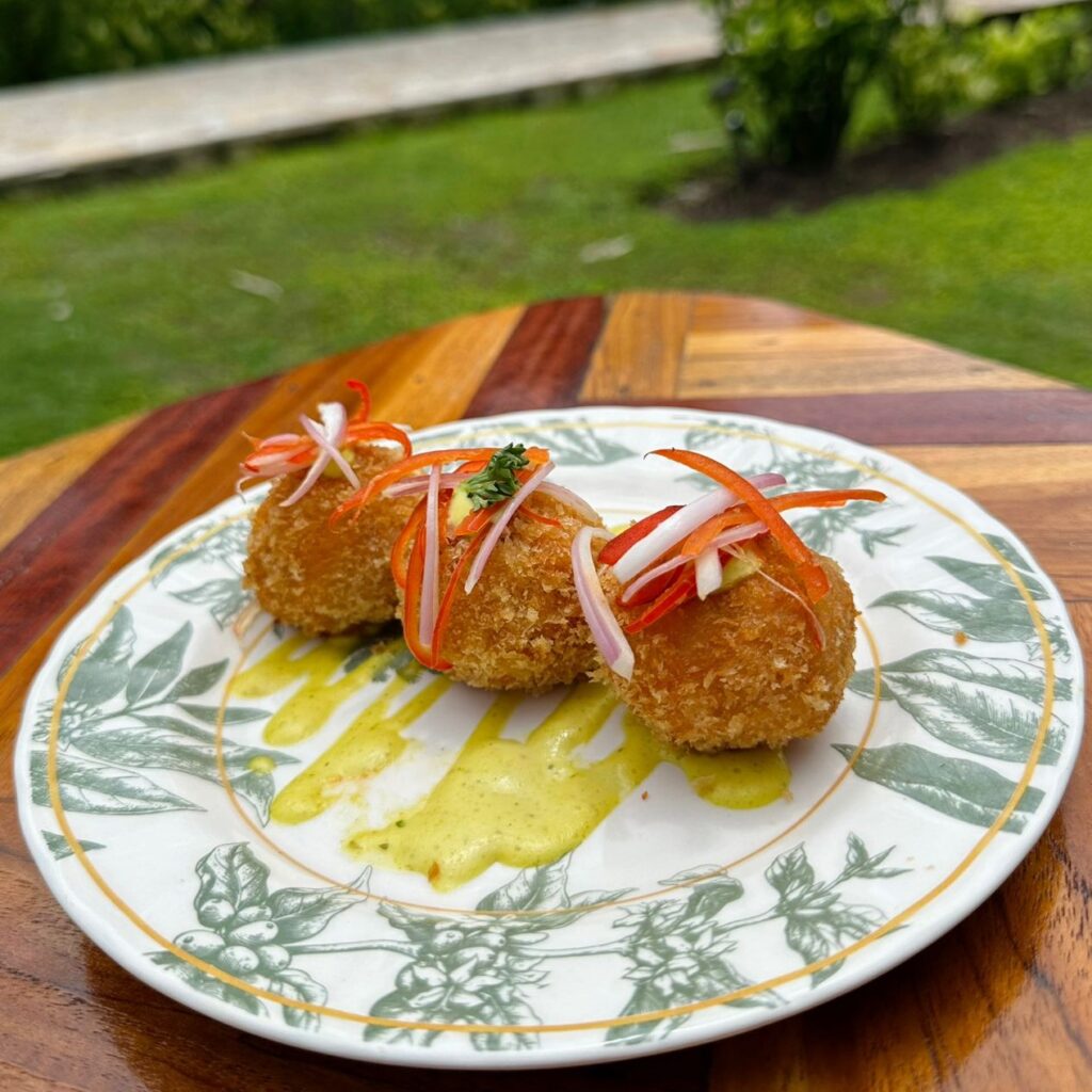 Croquetas Mar y Tierra en salsa tártara