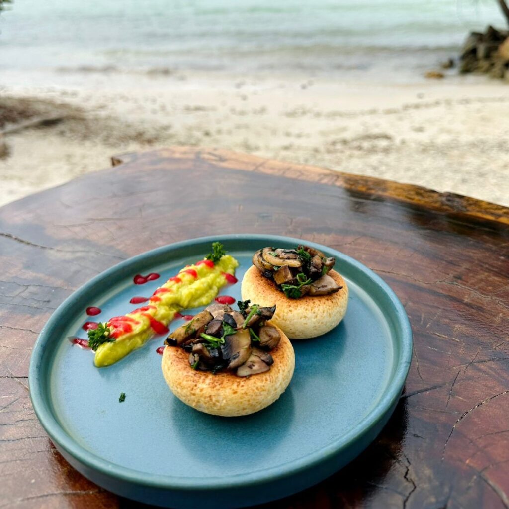 Pan artesanal con puré de aguacate y champiñones