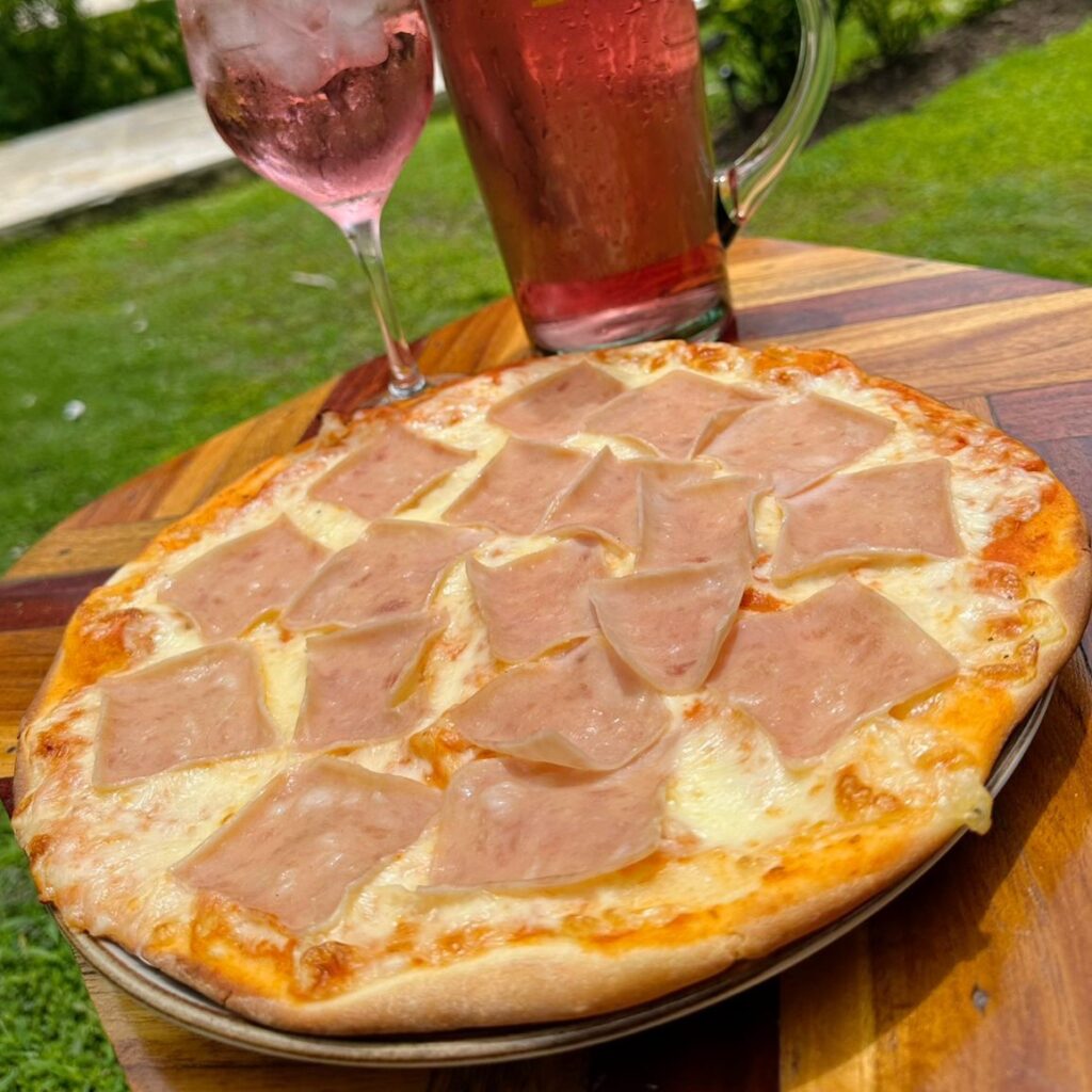 Pizza de jamón y queso
