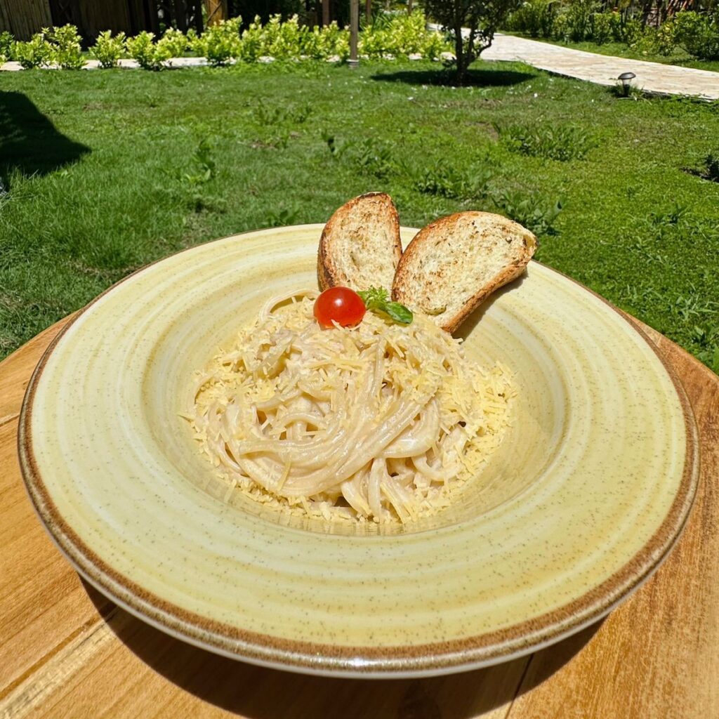 Pastas Alfredo con pan francés ( Menú infantil)