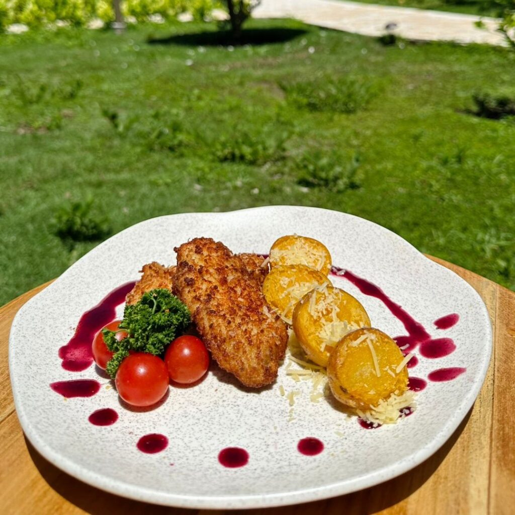 Pechuga apanada con papas criollas en cascos ( Menú infantil)