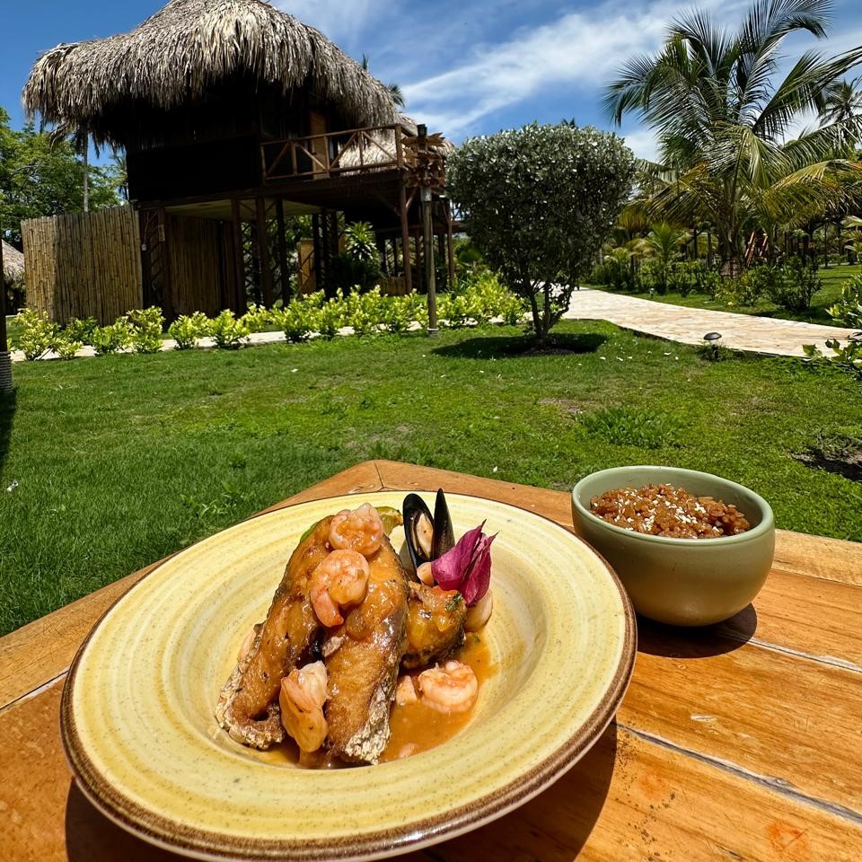Posta de pescado en sala de mariscos