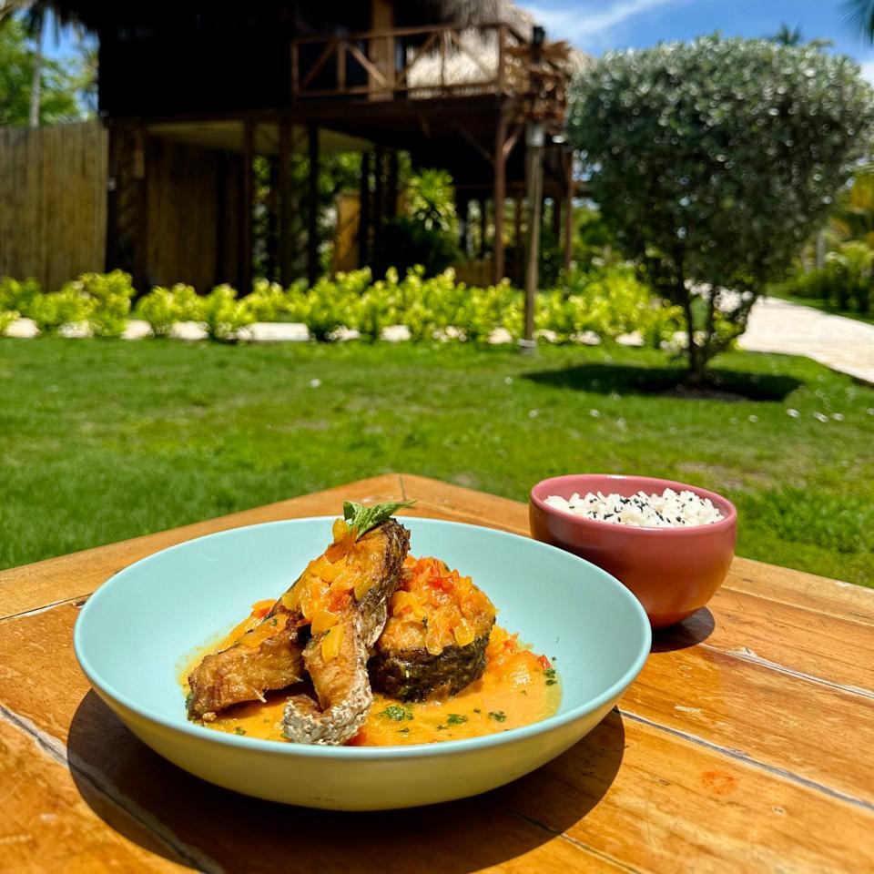 Posta de pescado en salsa Criolla
