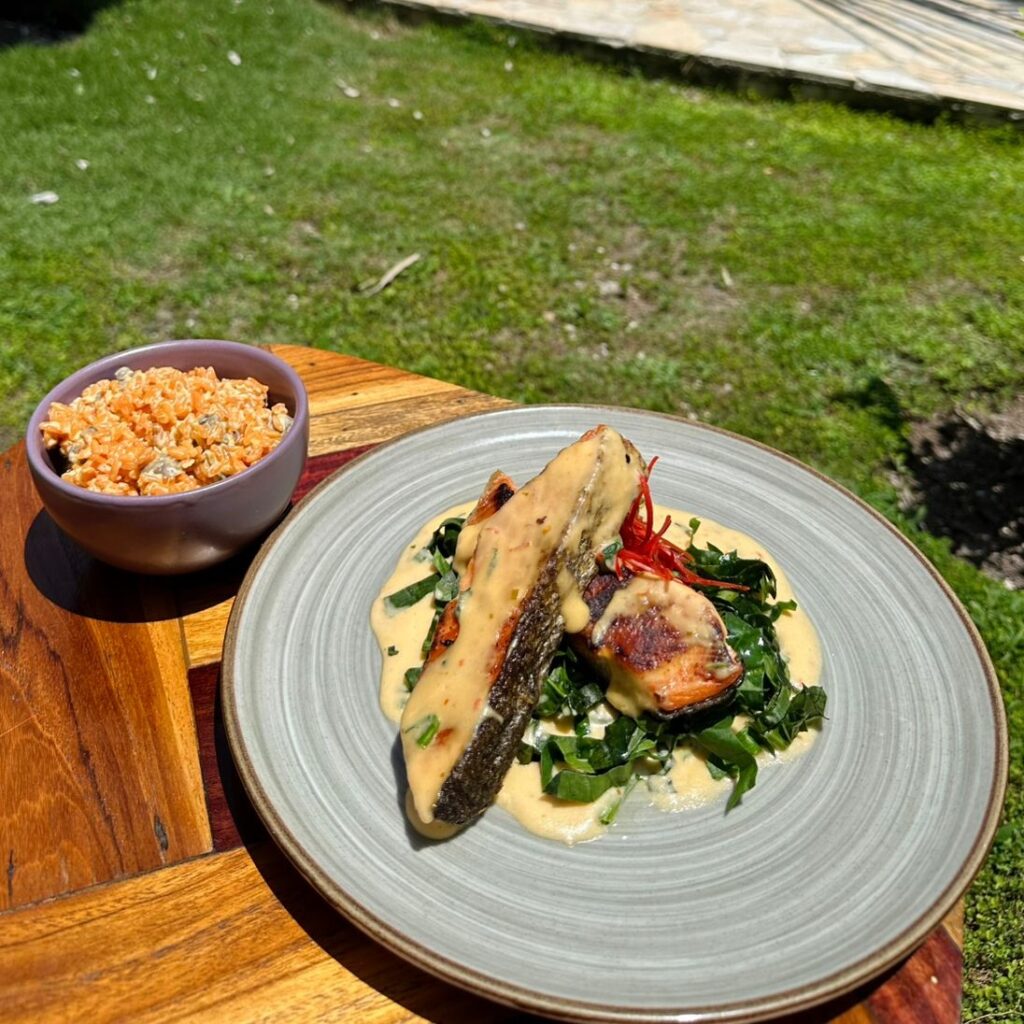 Salmón cremoso en espinacas y queso colombiano