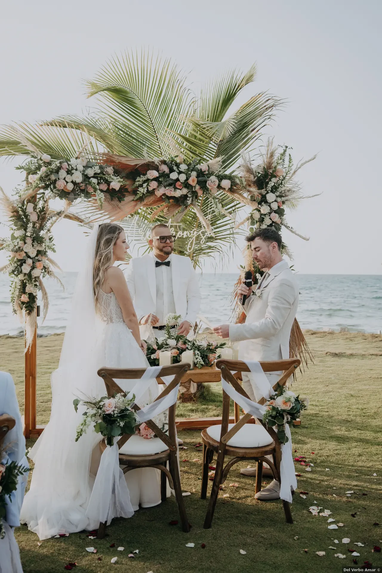 Ceremonia real bajo arco de flores en el Hotel Isla Múcura