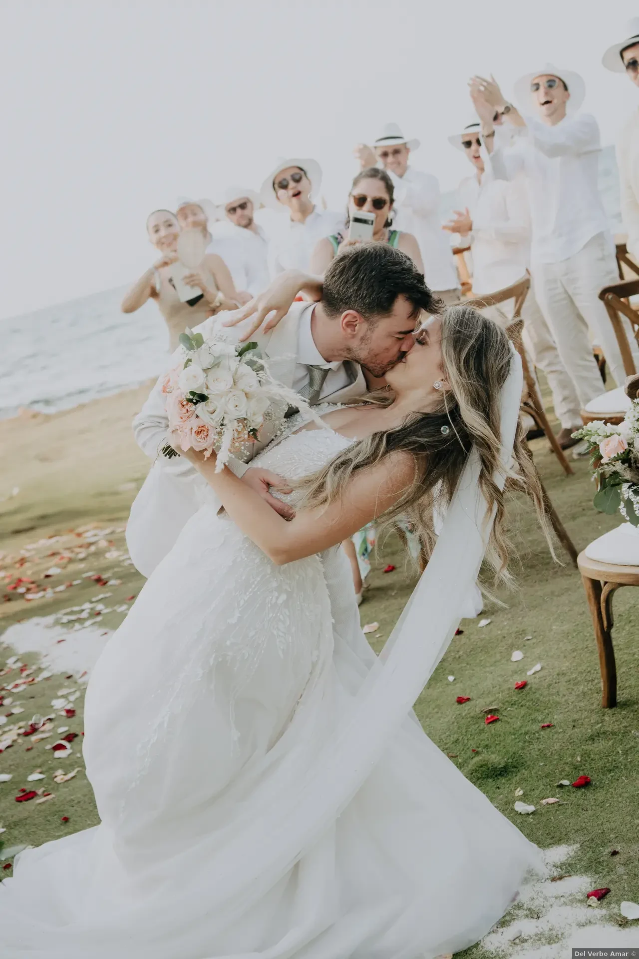 Boda real con invitados en el Hotel Isla Múcura