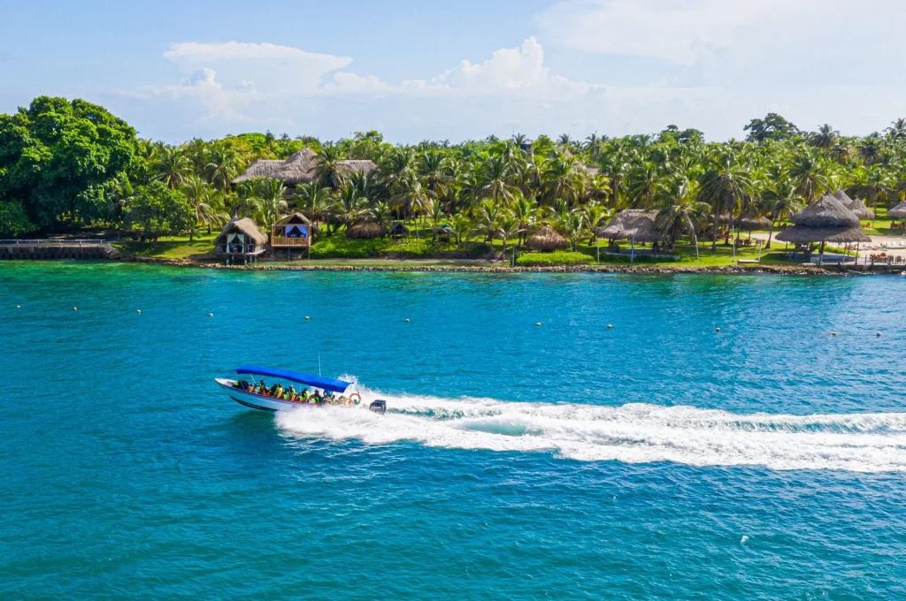 Lancha rápida llegando a Isla Múcura