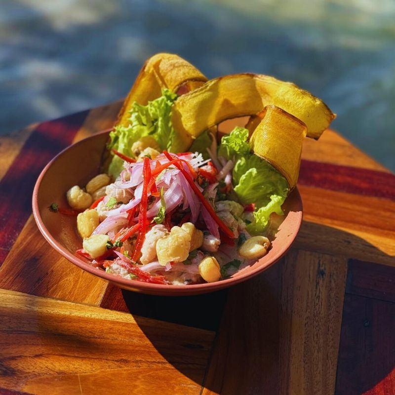 Ceviche caribeño con patacón en un bowl de barro