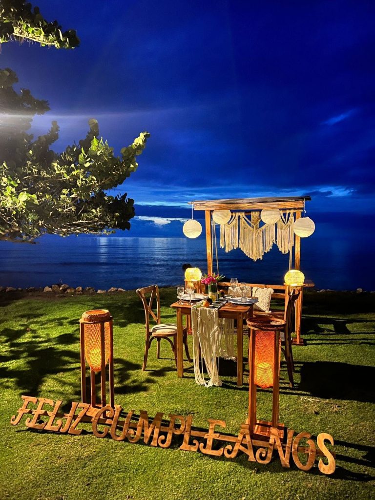 Cena privada frente al mar al anochecer