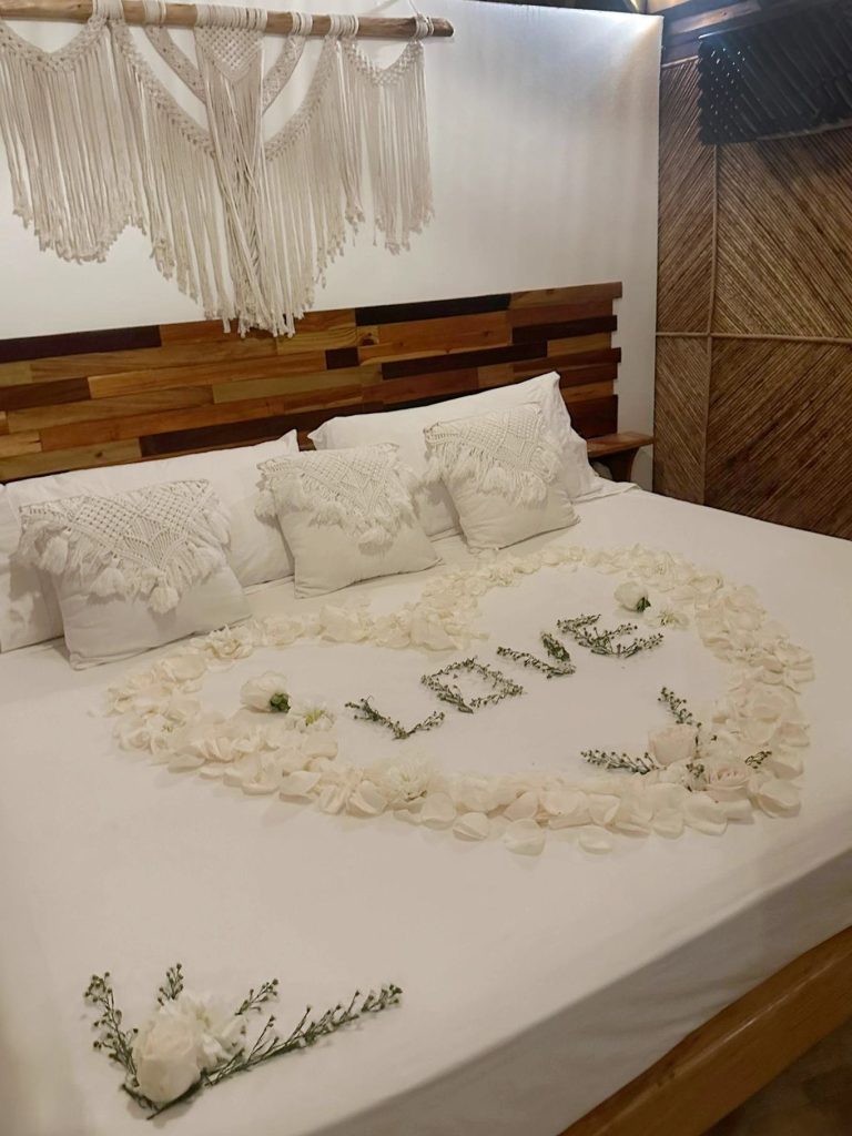 Decoración romántica con pétalos sobre una cama