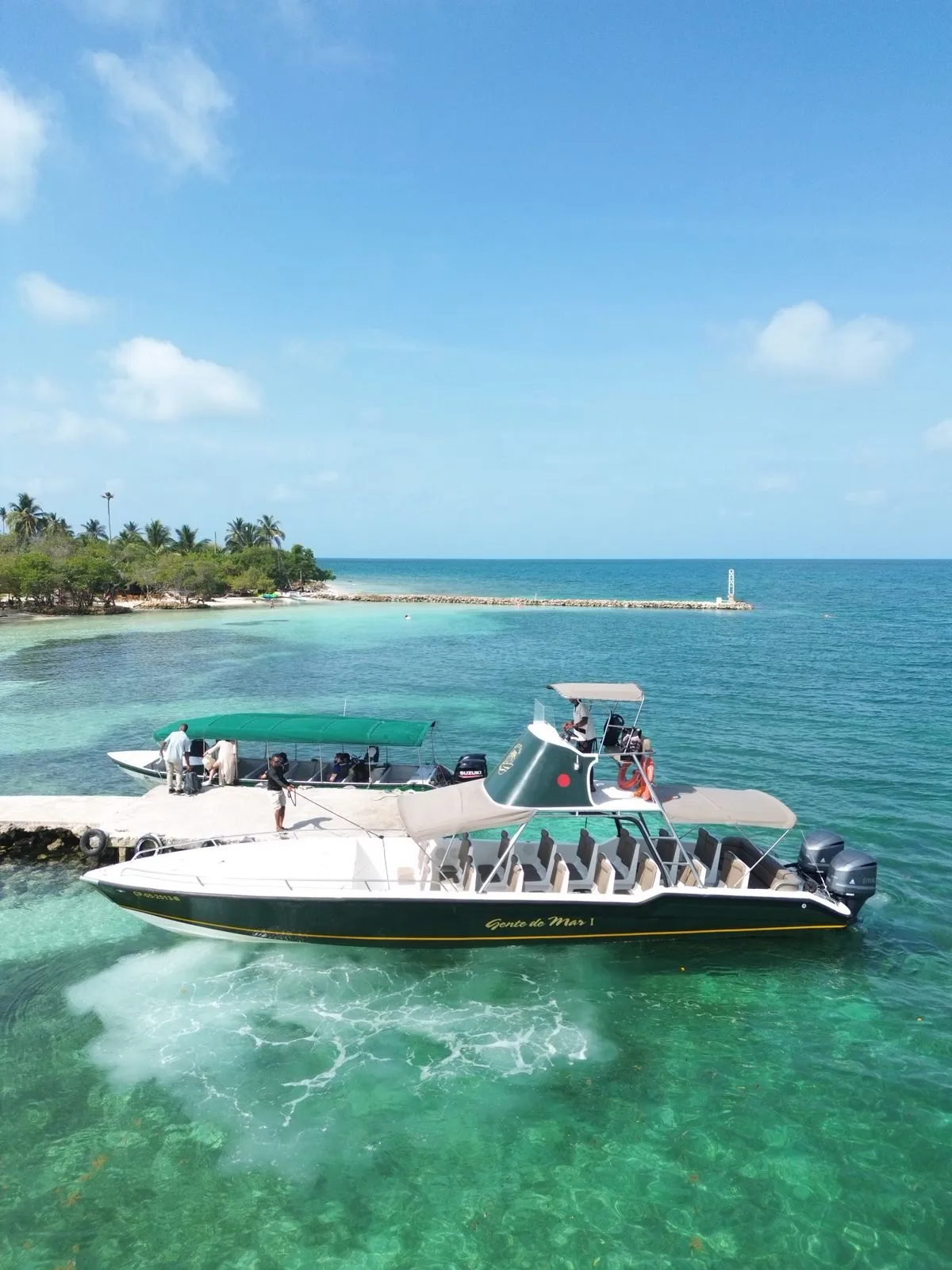 Lancha de pasajeros llegando al agua turquesa de Isla Múcura