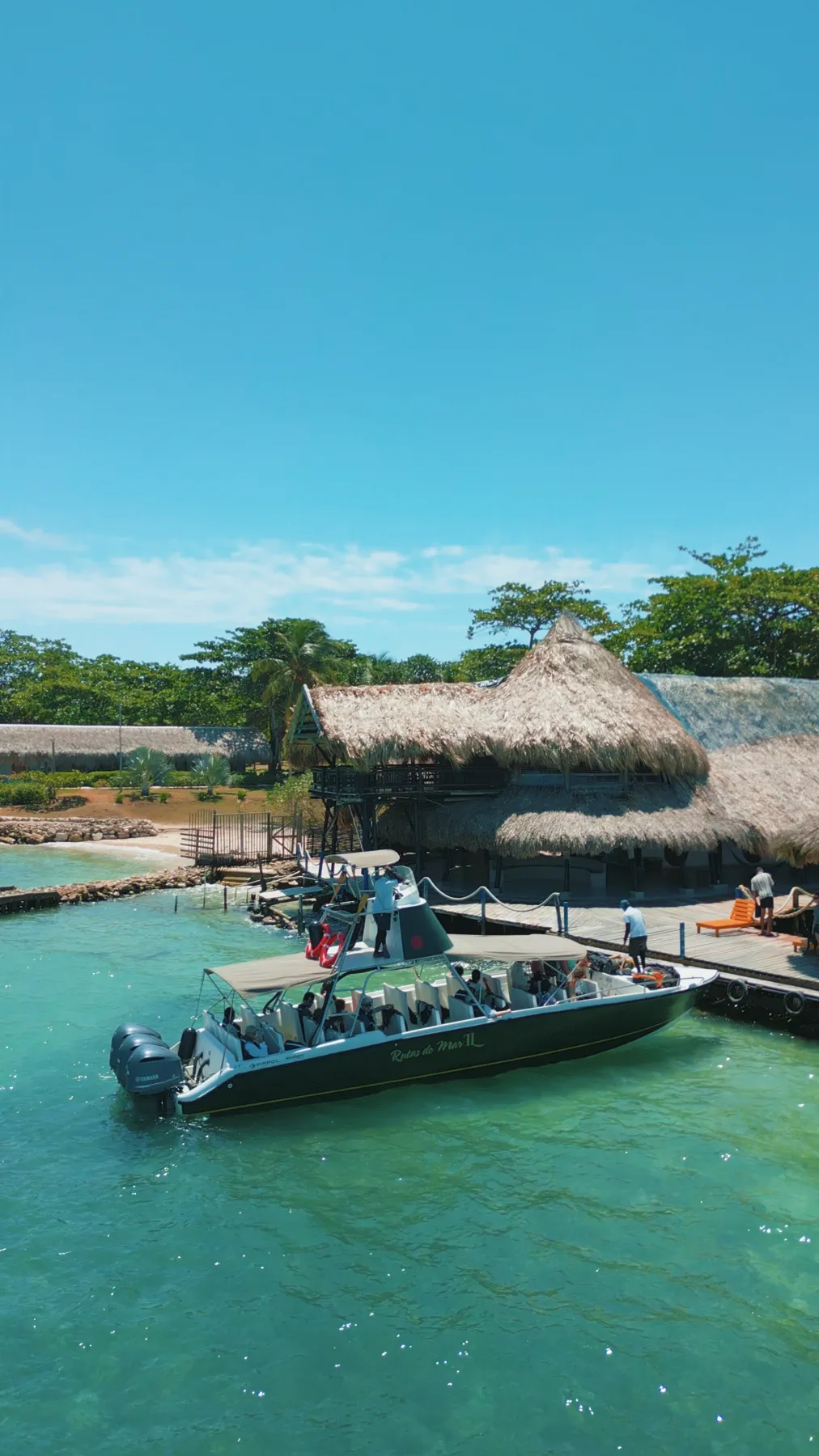 Lancha del hotel llegando al muelle de Isla Múcura