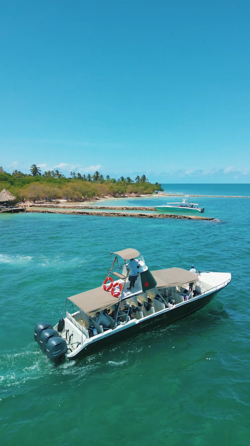 Lancha rápida navegando hacia Isla Múcura