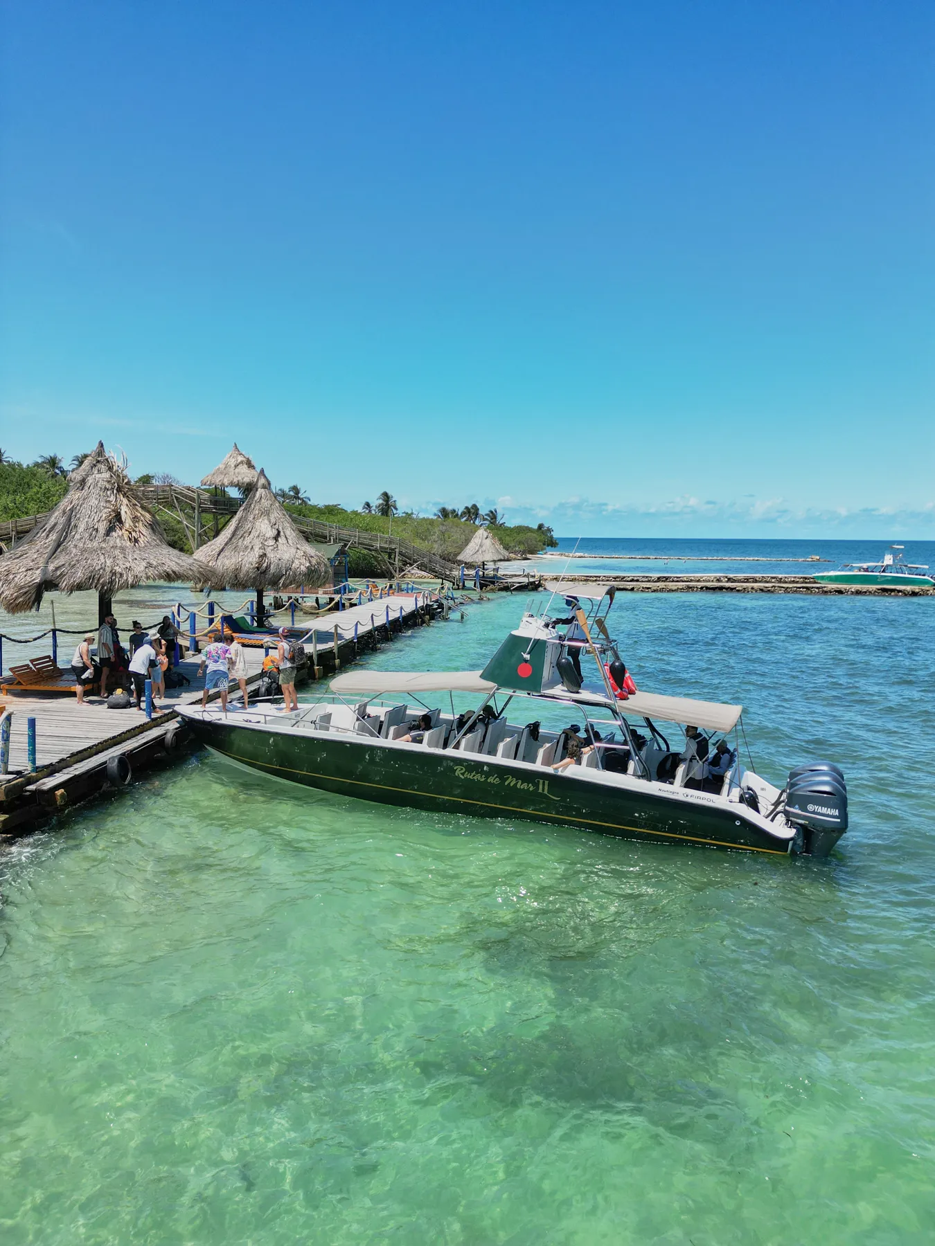Lancha atracada en el muelle de Isla Múcura