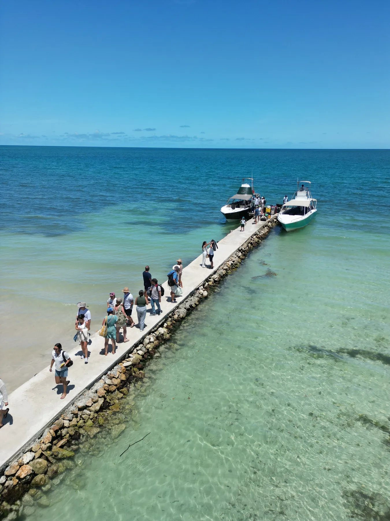 Pasajeros caminando por el muelle de Isla Múcura