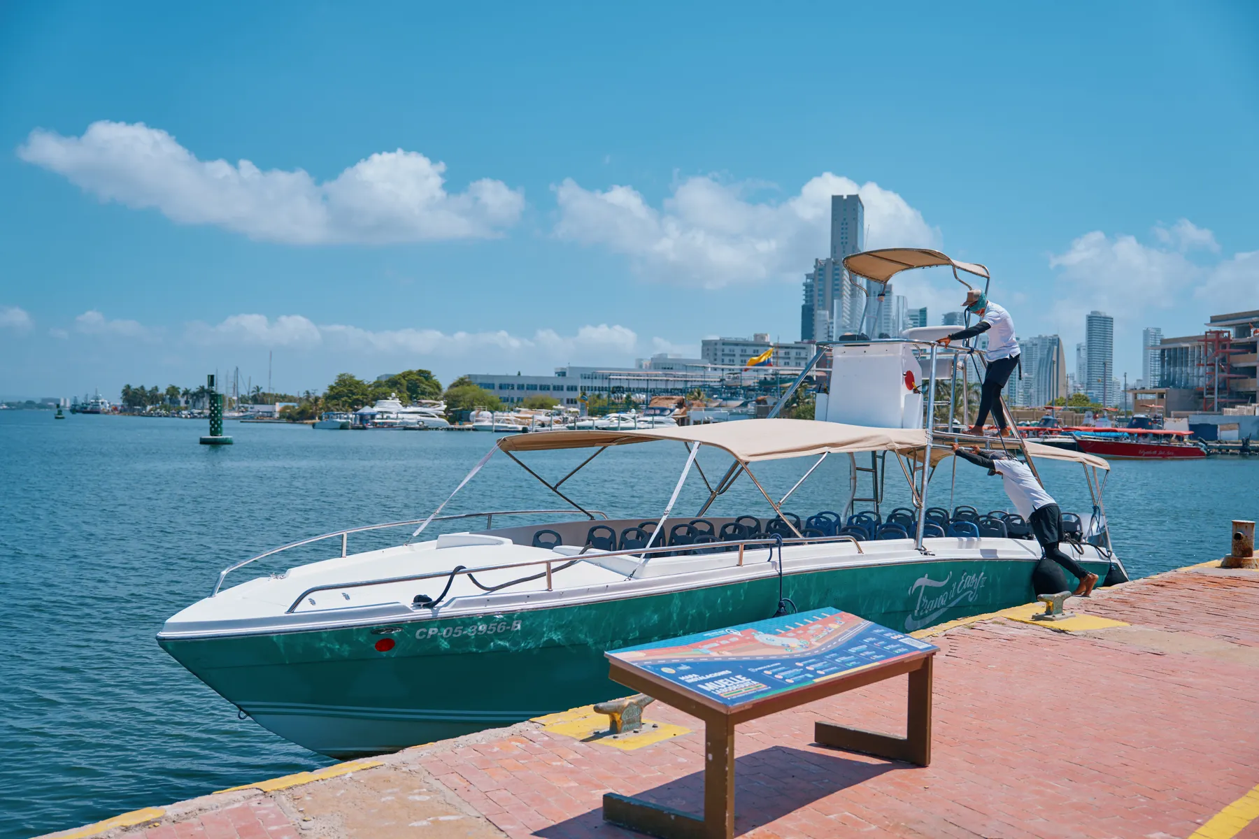 Lancha amarrada en el muelle de Cartagena con la ciudad al fondo