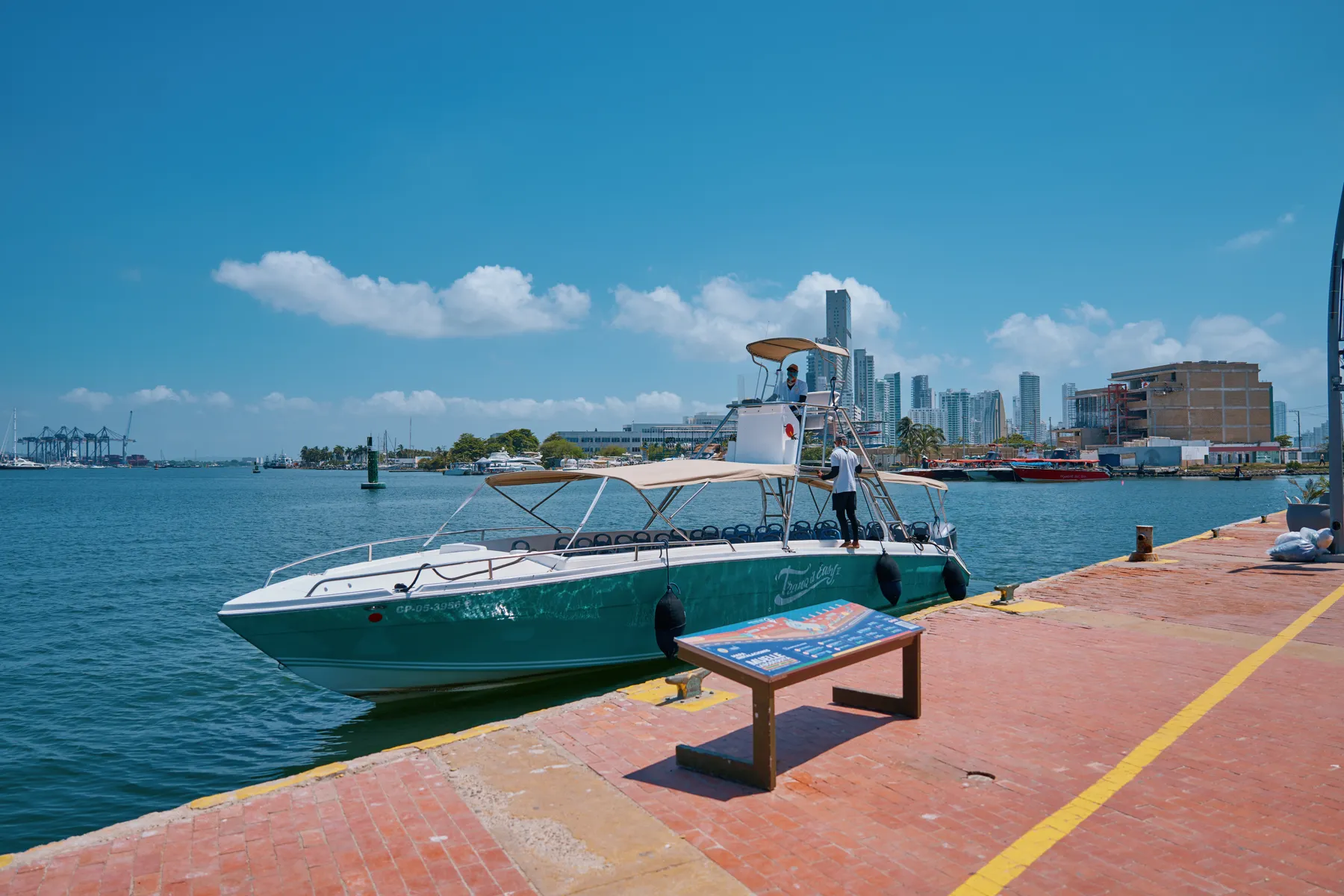 Lancha en el muelle de Cartagena junto a una señal informativa