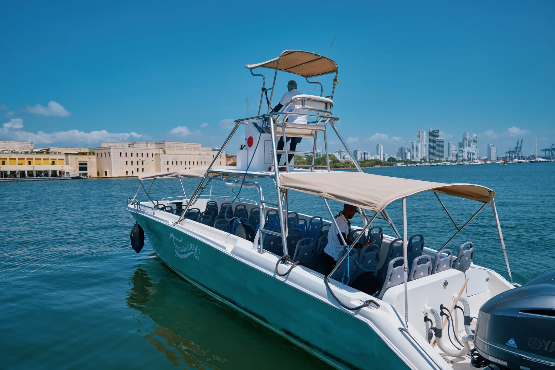 Lancha con torre y toldo en la bahía de Cartagena