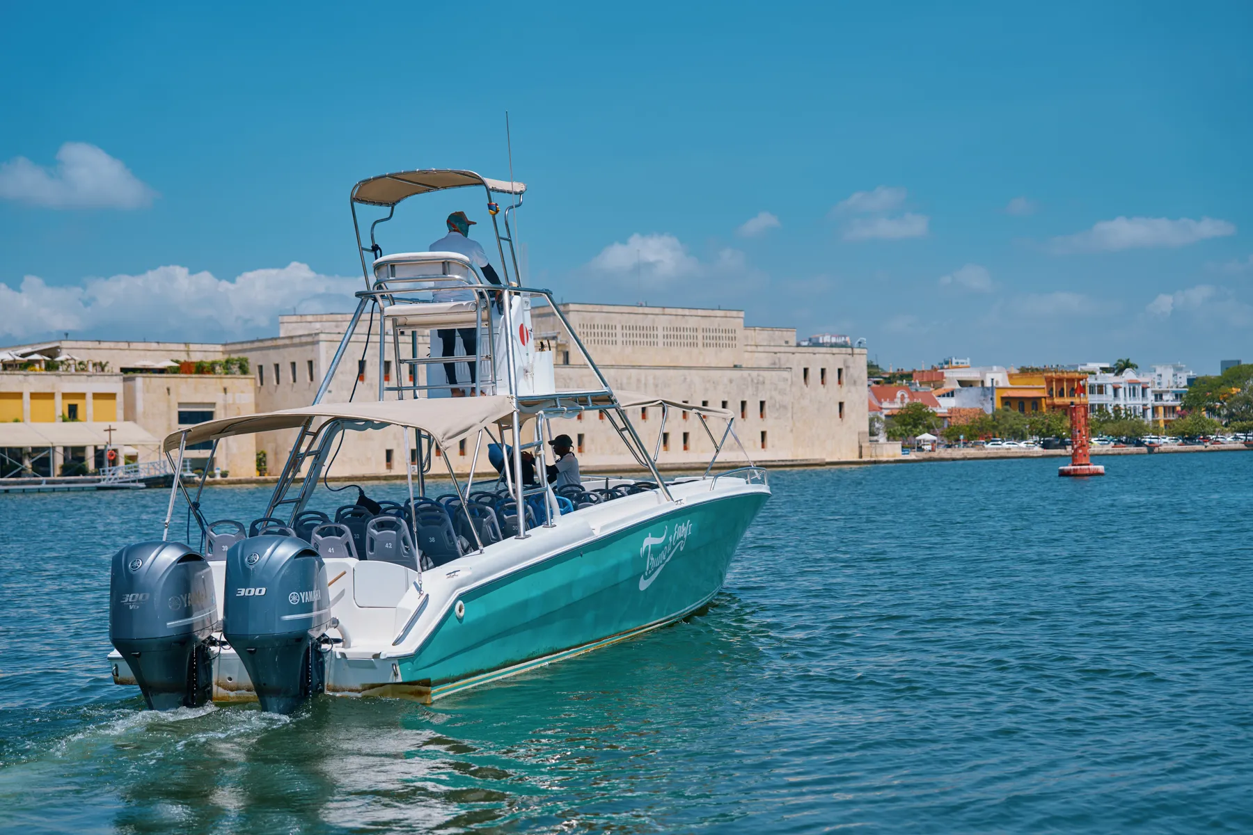 Lancha con motores fuera de borda en la bahía de Cartagena