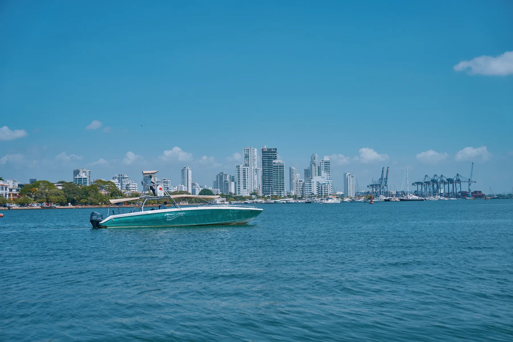Lancha de pasajeros en la bahía de Cartagena