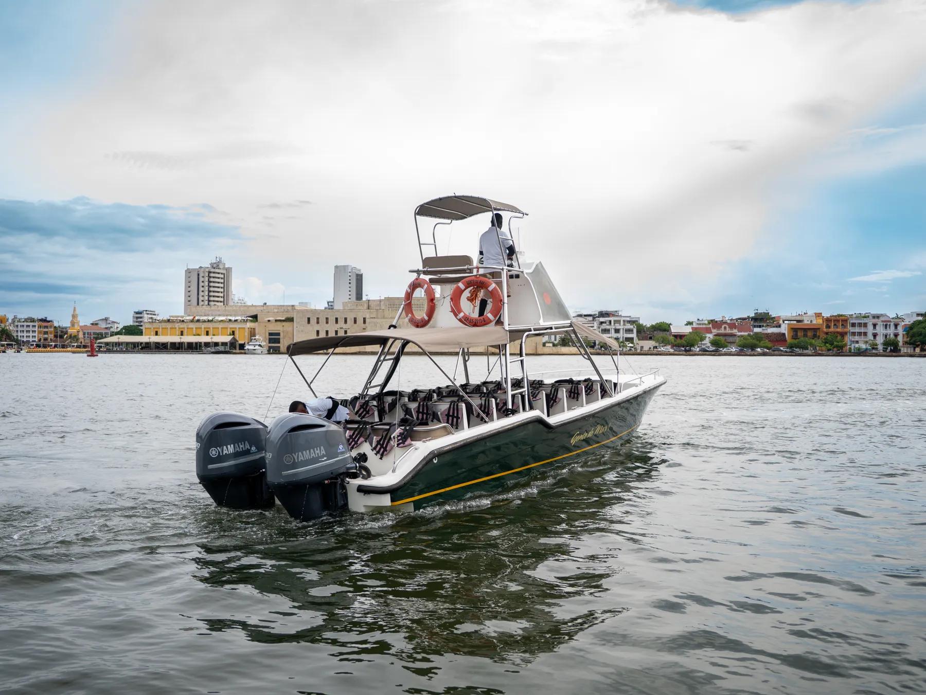 Popa de la lancha con sus motores en la bahía de Cartagena