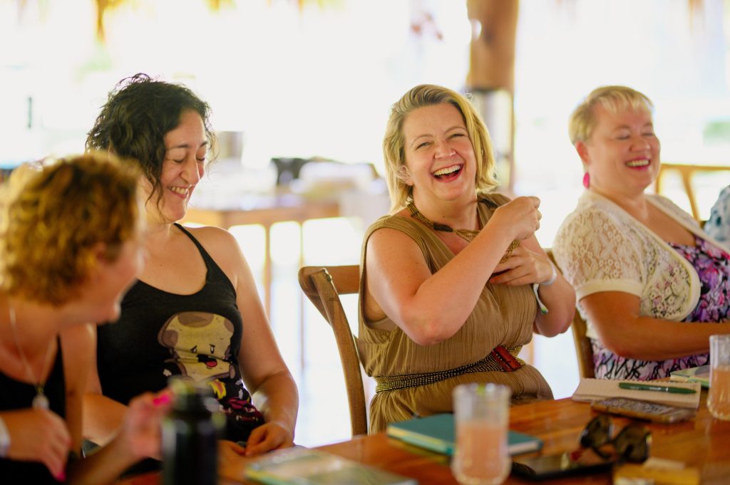 Grupo comparte durante una reunión en Isla Múcura